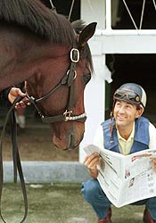 Cigar and jockey Jerry Bailey check out their press.